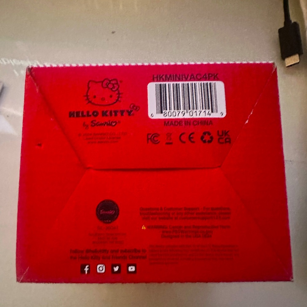 Hello kitty vanity vaccum - Picture 3 of 4